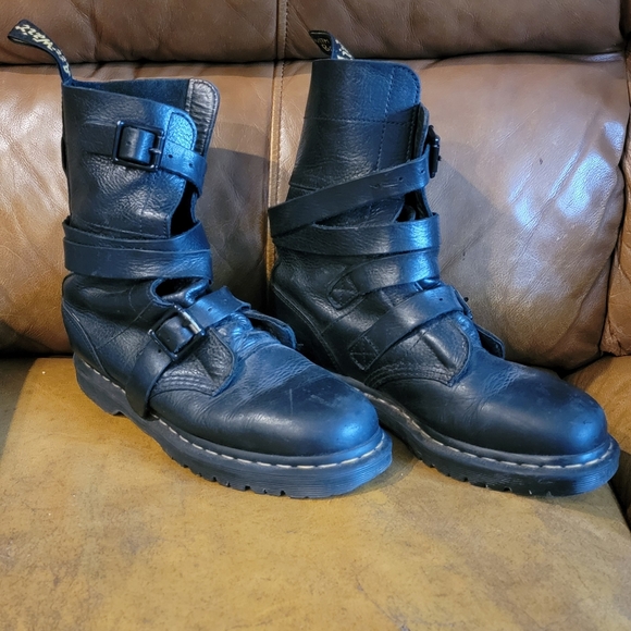 Mens size 9 womens 10 Dr. Martens strap boots - Picture 9 of 9